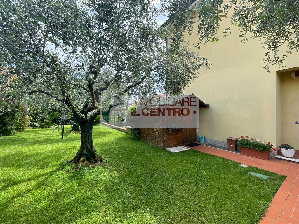 Semindipendente su 3 piani con giardino