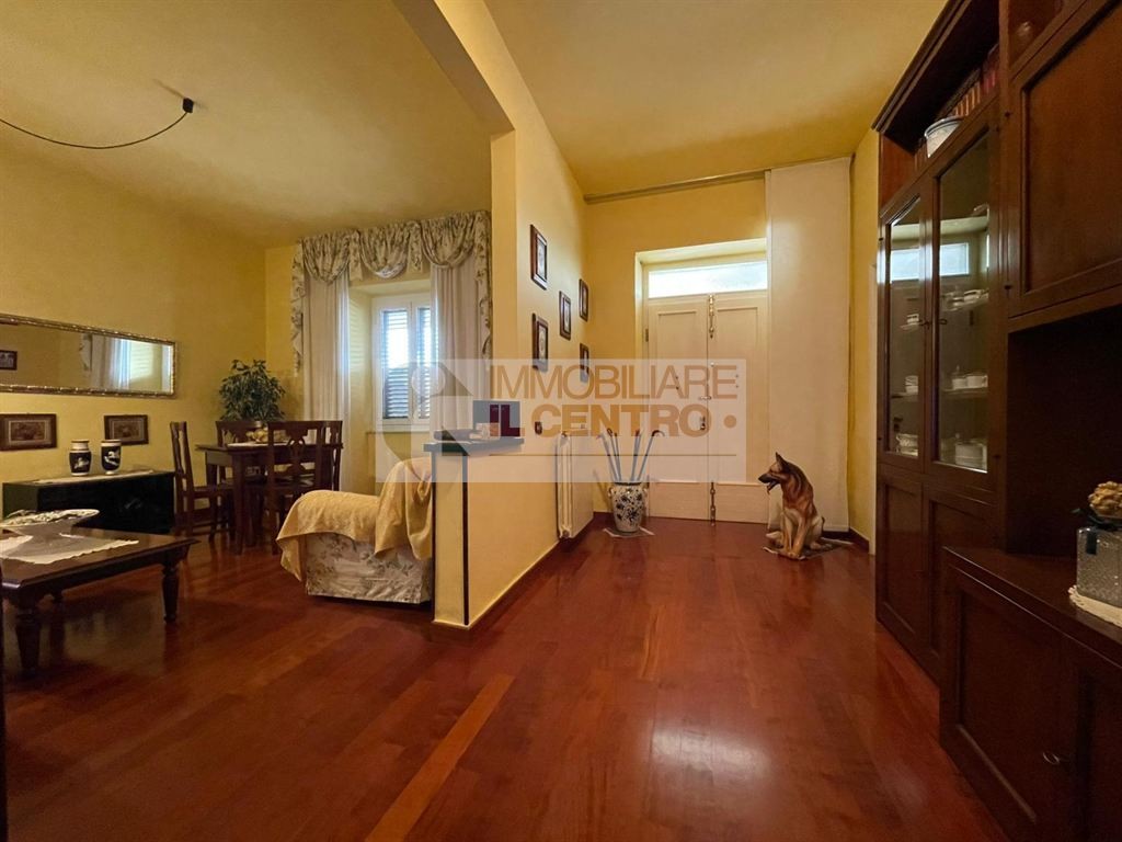 Porzione di bifamigliare al piano terra con giardino e posto auto.