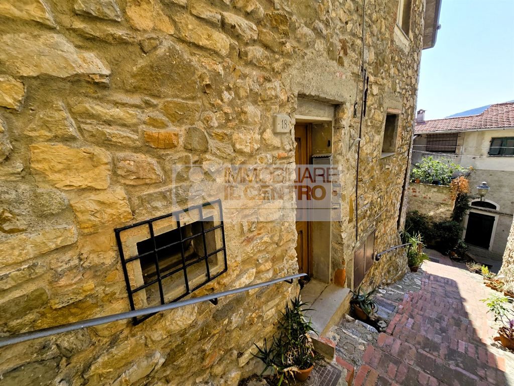 Caratteristico bilocale con ingresso indipendente e balcone.