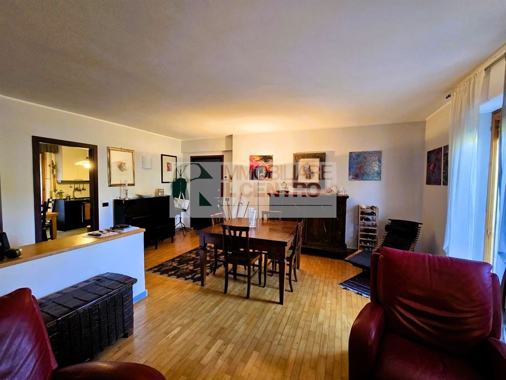 Bellissimo appartamento di 5 ampi vani con cantina e giardino.