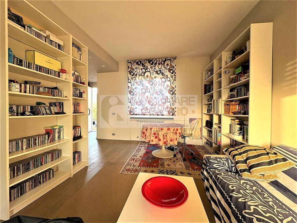 Appartamento in trifamigliare con posto auto e giardino.