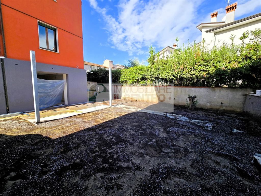 Appartamento in fase di ristrutturazione 6 vani con giardino e 2 posti auto