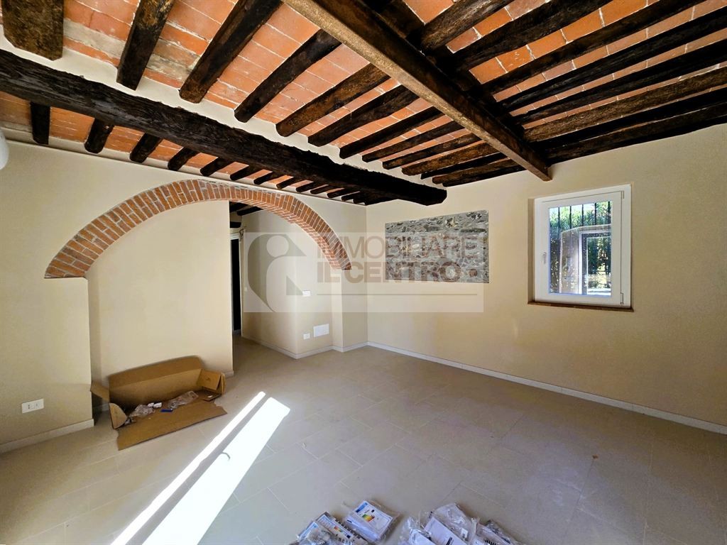 4 VANI CON CORTE PAVIMENTATA E DUE POSTI AUTO