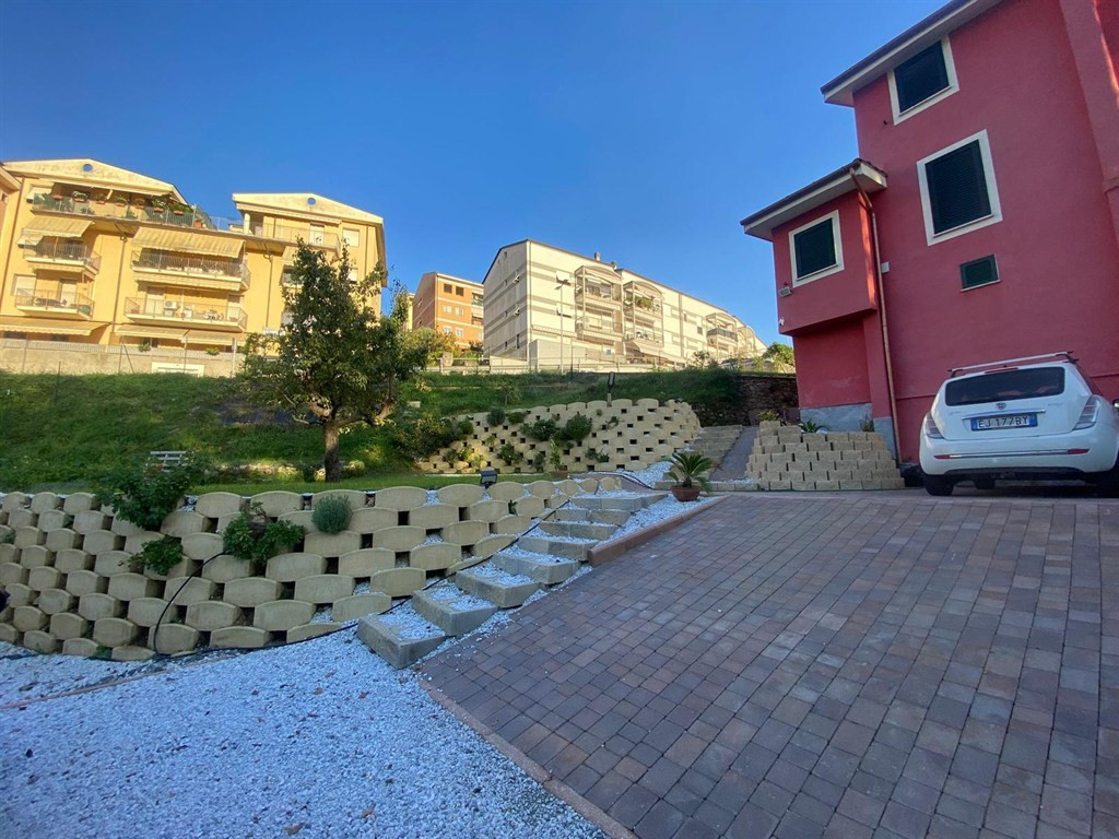 Casa indipendente in vendita in Via Ada Negri 37, Felettino