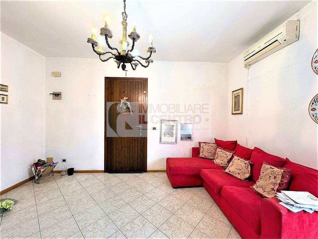 Appartamento al piano primo e ultimo con posto auto.