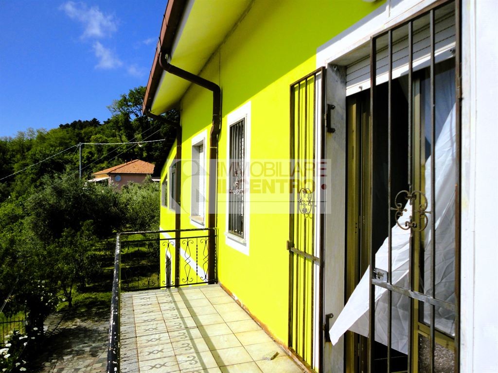 PORZIONE DI BIFAMILIARE CON GARAGE E TERRENO