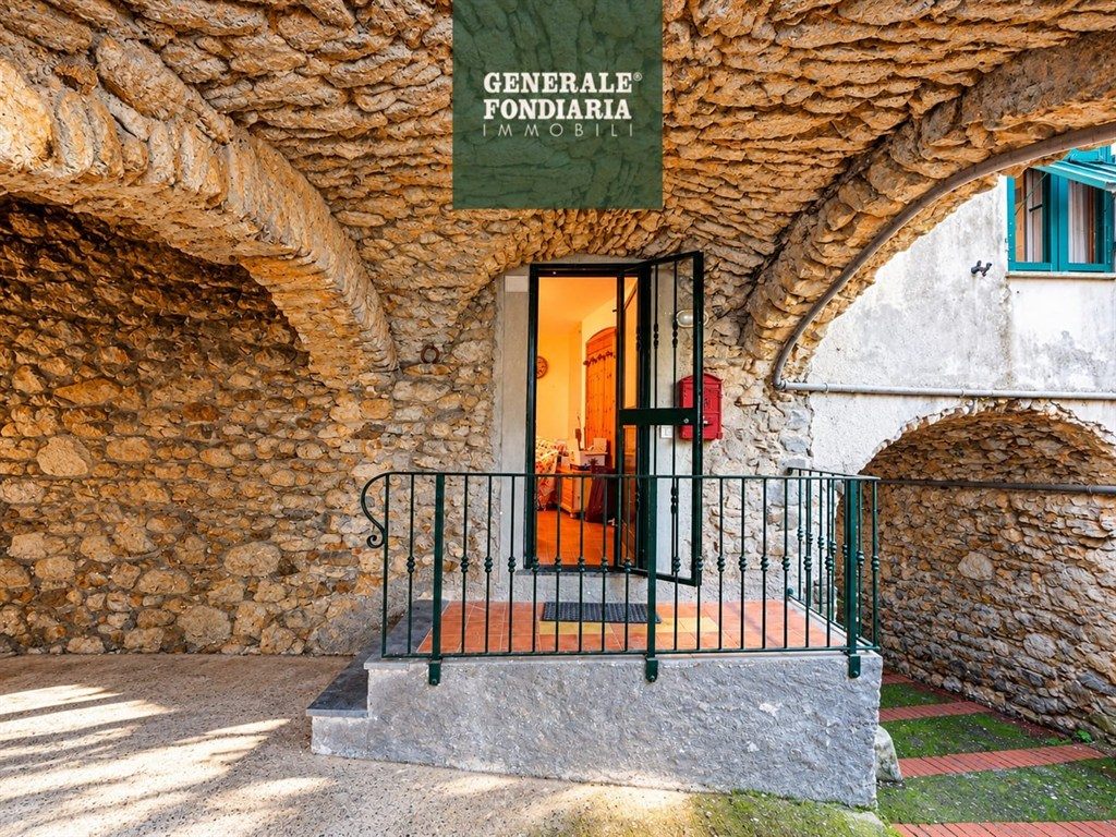 Appartamento con ingresso indipendente e terrazzino.