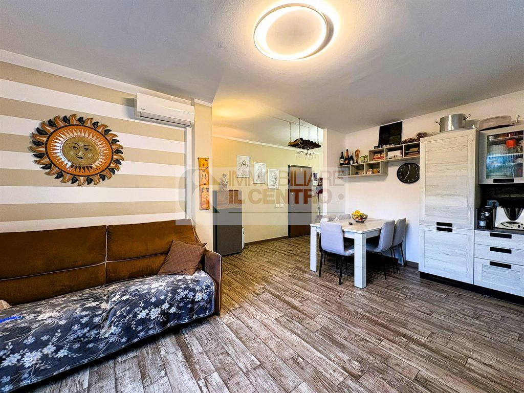 Appartamento ristrutturato con giardino e posti auto.