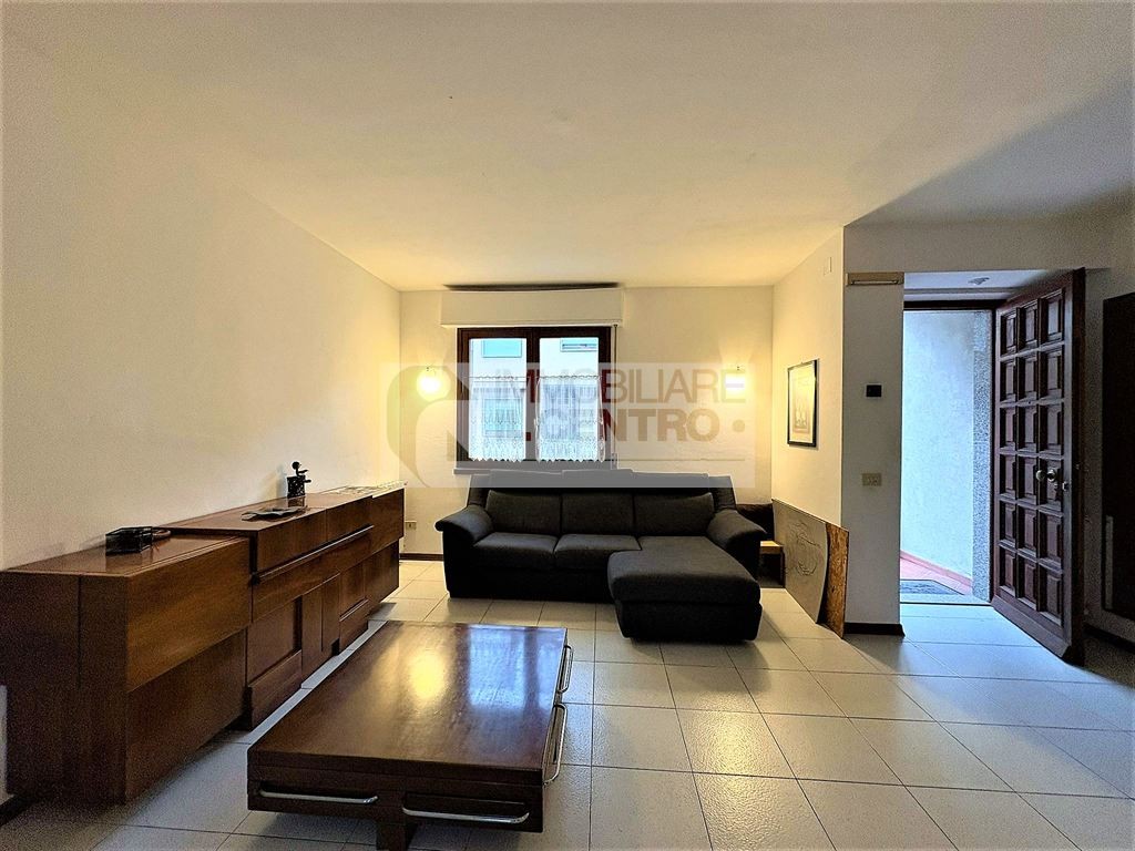 Semindipendente con giardino e cantina.