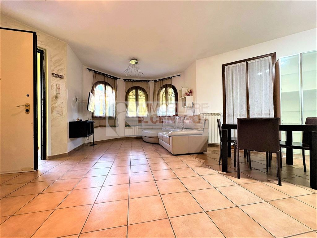 Semindipendente con giardino e box auto.