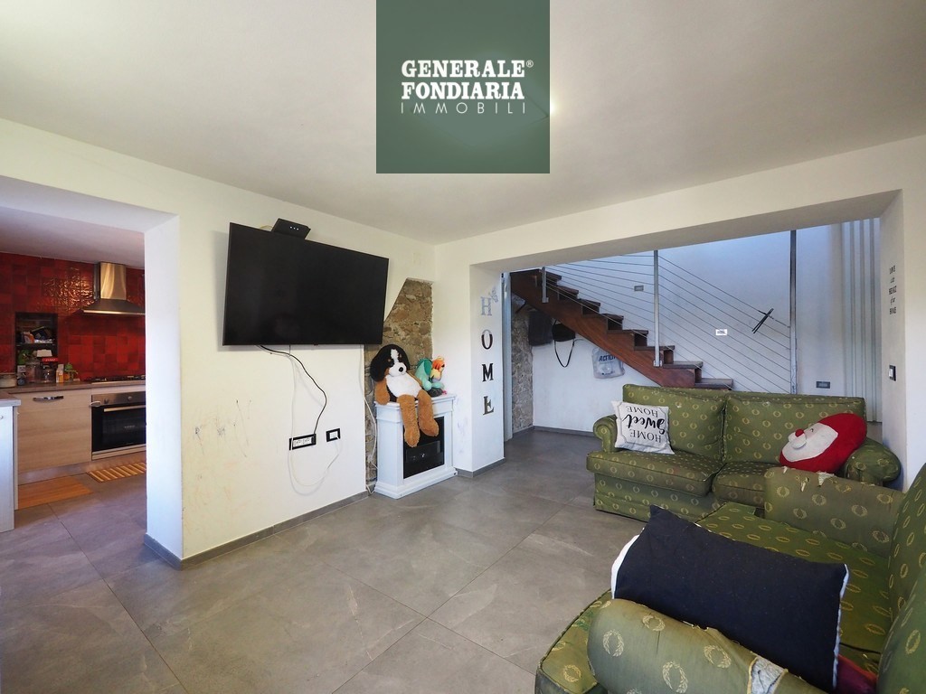 Semindipendente con spazi esterni, Beverino.