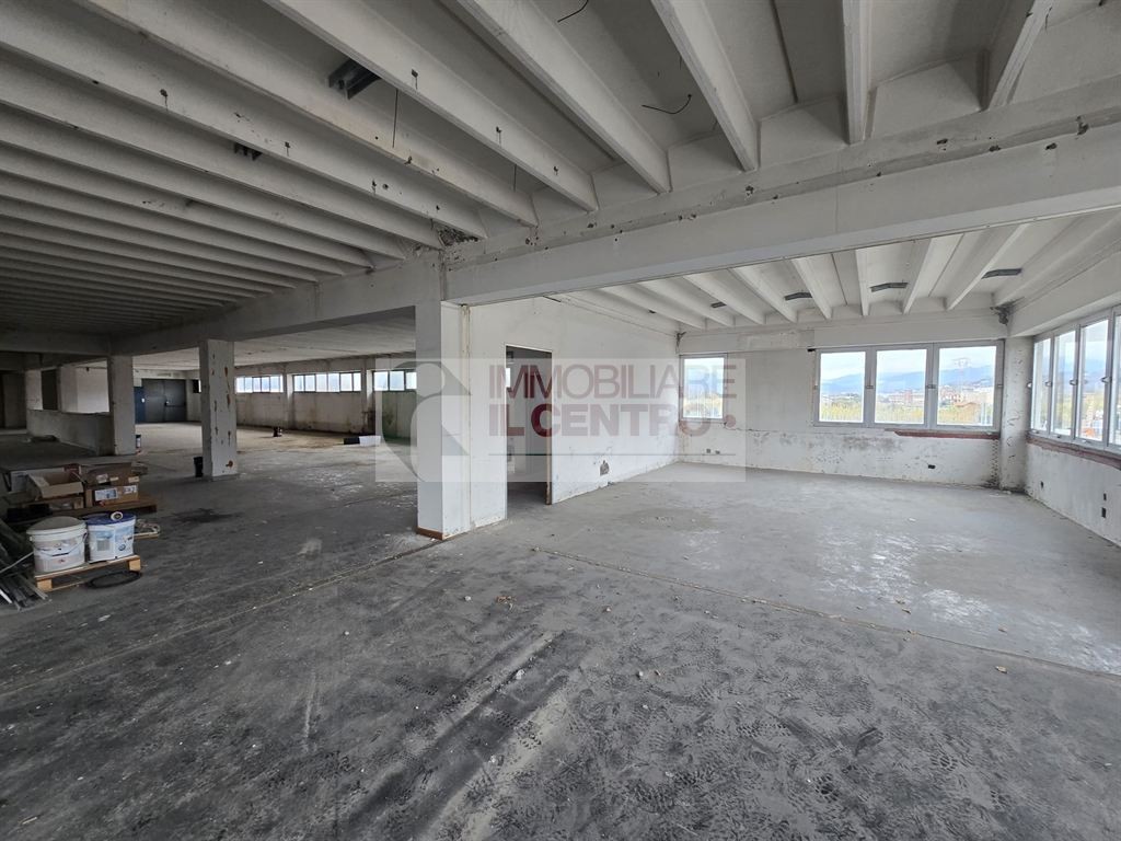 Porzione di capannone con piazzale