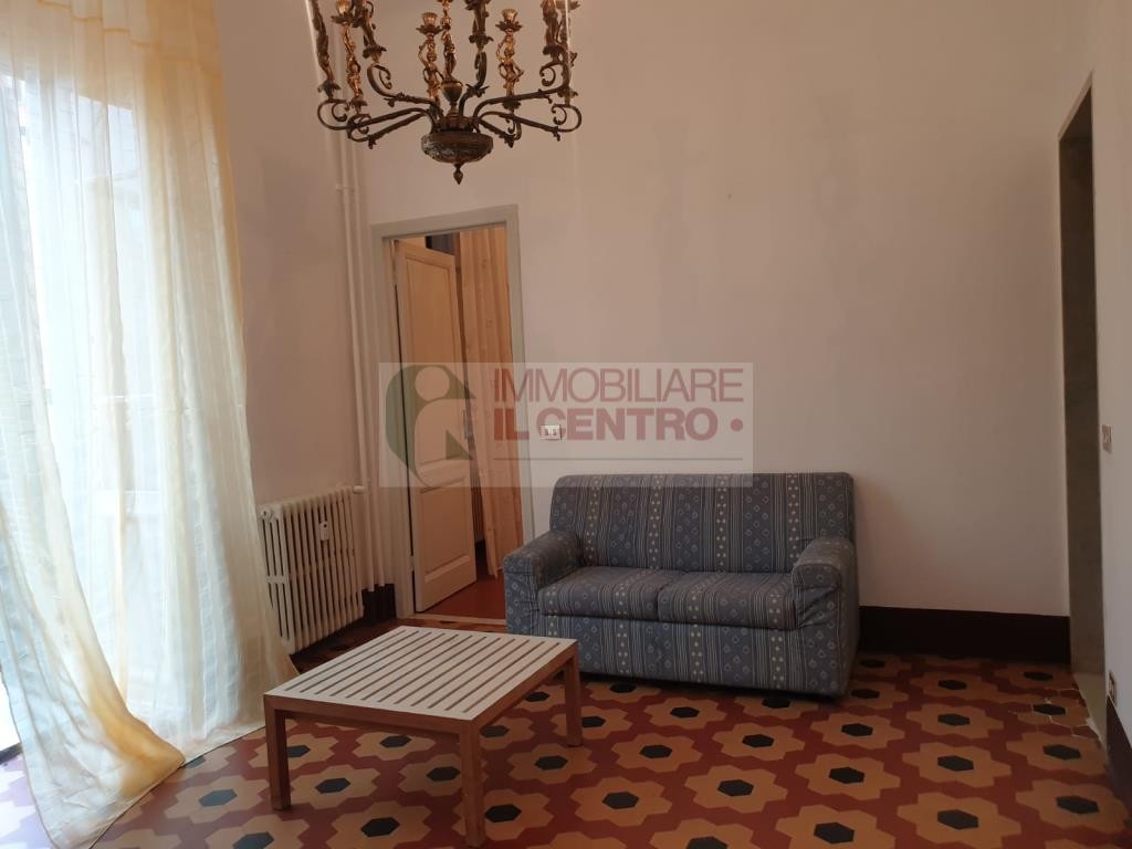 Trilocale con servizio e balcone