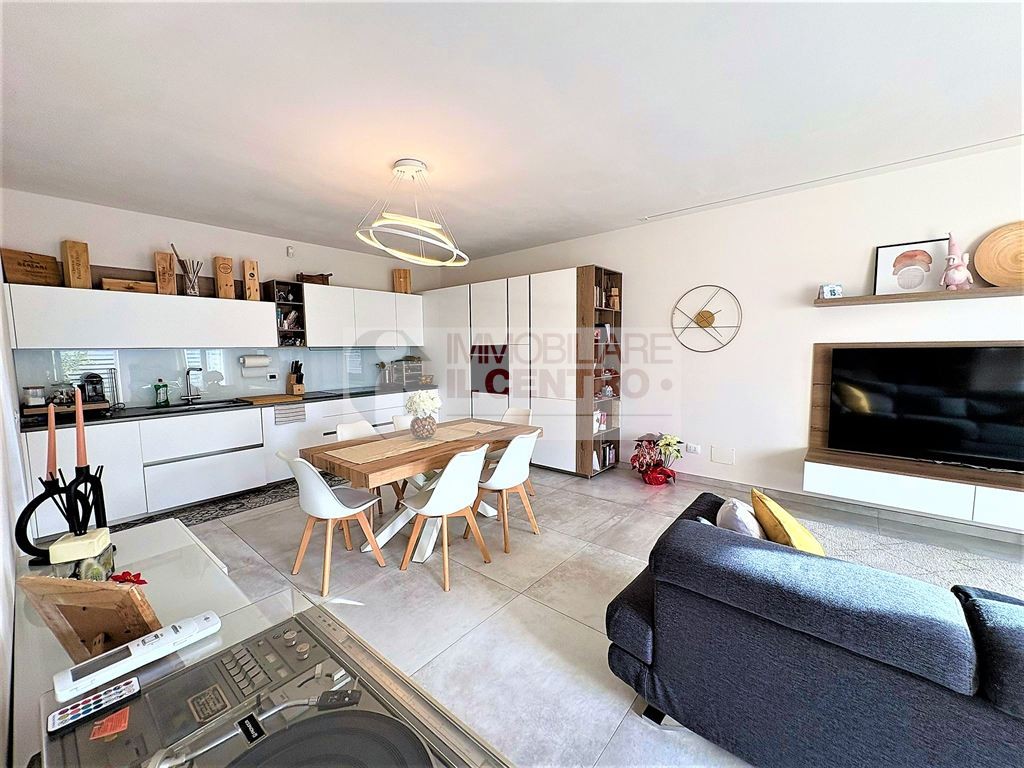 Semindipendente con giardino e posti auto.