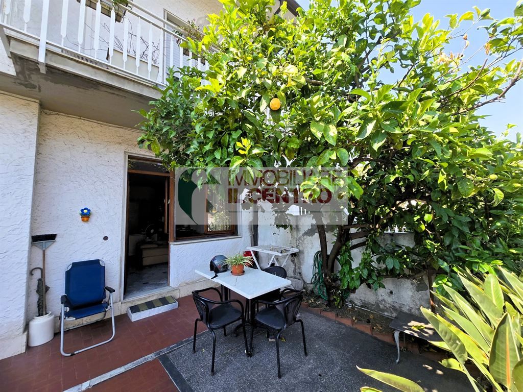 A 800 metri dal mare bilocale con piccolo giardino.