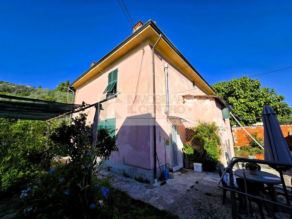 Villa indipendente di ampia metratura con giardino privato