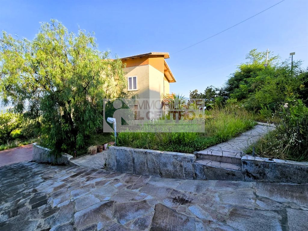villa bifamigliare di ampia metratura con vista panoramica e mare